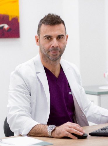 Dr. Álvaro de Casas Dr. Álvaro de Casas. Especialista en cirugía refractiva, cataratas y cirugía vitreorretiniana.
